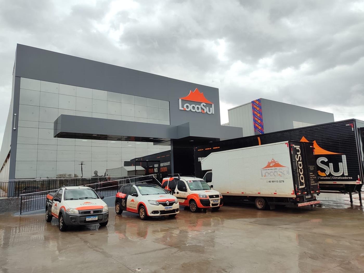 Sede e frota de veículos da LocaSul Eventos